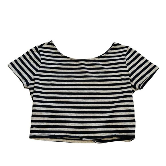 10/$25🦋 Forever 21 Gray & Black Striped Short Sleeve Crop Top - Size Large - Picture 6 of 13